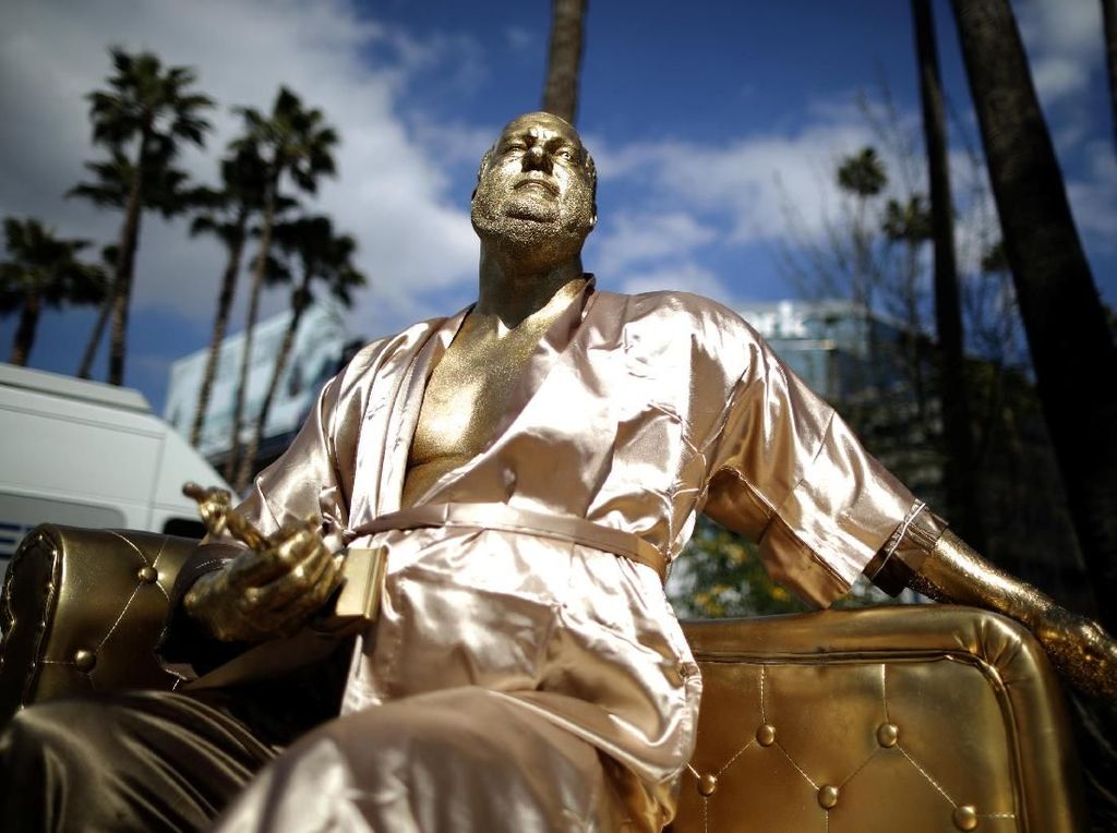 Ada Patung Harvey Weinstein Dekat Panggung Oscar Ada Patung Harvey Weinstein Dekat Panggung Oscar
