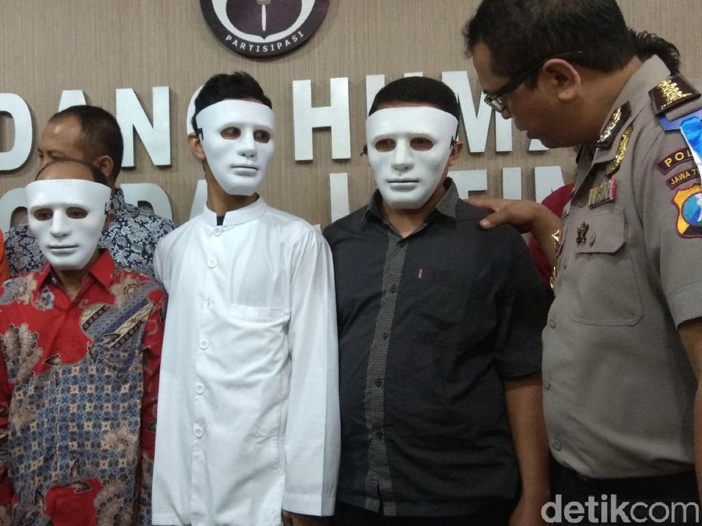 3 Penyebar Hoax Penyerangan Kiai Berafiliasi ke Muslim Cyber Army 3 Penyebar Hoax Penyerangan Kiai Berafiliasi ke Muslim Cyber Army