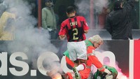 Salah satu flare tersebut mengenai bahu Dida, membuatnya cedera dan harus diganti Cristian Abbiatti.  (Mike Hewitt/Getty Images)