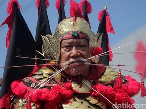 Aksi Ekstrem Tatung di Cap Go Meh Singkawang 2018