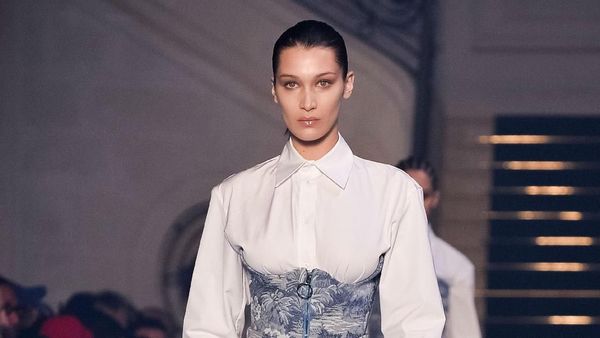 Foto: Gaya Seduktif Bella Hadid Berbalut Korset di Paris Fashion Week