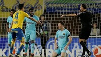 Sampai akhirnya, Las Palmas bisa mencetak gol penyeimbang di awal babak kedua. Tuan rumah mendapat hadiah penalti di menit ke-48. (Foto: Santiago Ferrero/Reuters)
