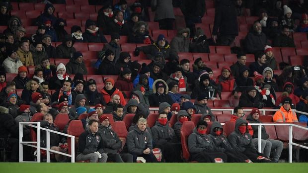 Arsene Wenger mendapat kecaman lantaran Arsenal terus menuai hasil buruk.