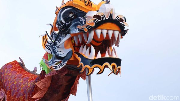 Keren! Aksi Marinir Mainkan Barongsai