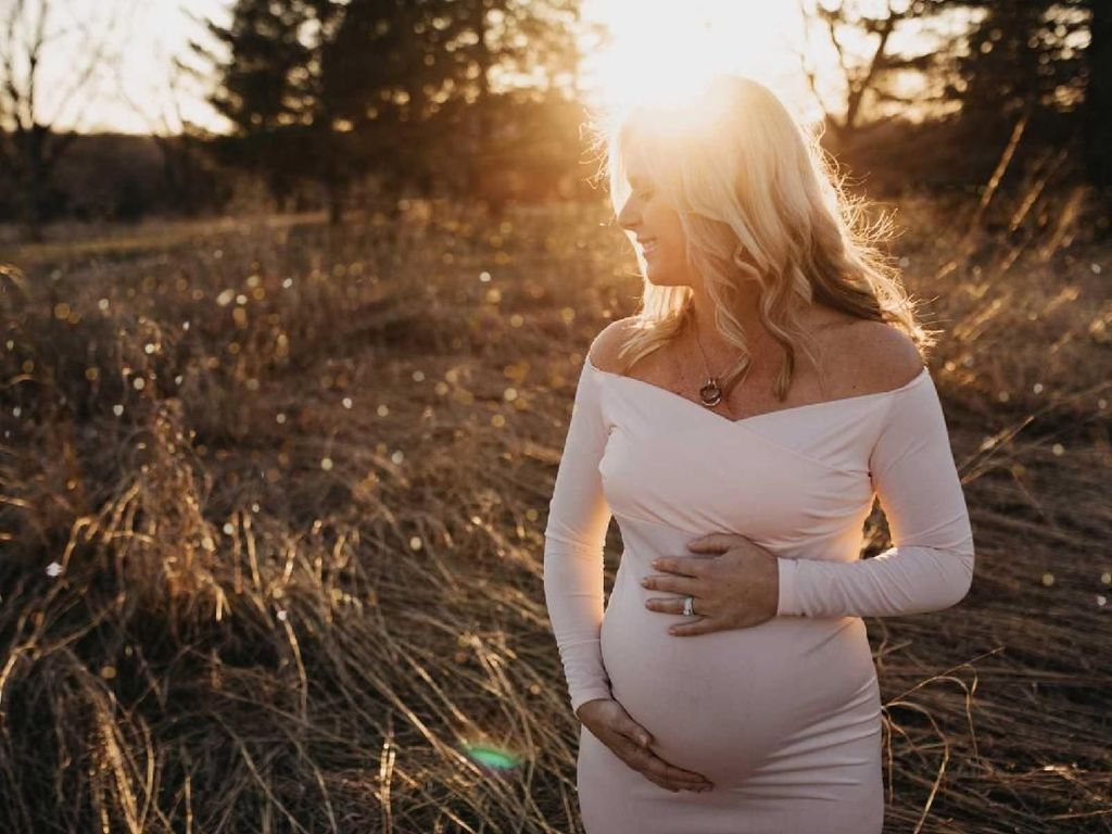 Wanita Ini Lakukan Maternity Photoshoot Bersama Mendiang Suaminya