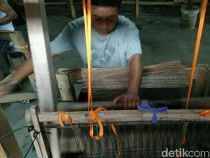 Pria Ini Tenun Lidi Jadi Aneka Produk dan Diekspor ke Belanda Pria Ini Tenun Lidi Jadi Aneka Produk dan Diekspor ke Belanda