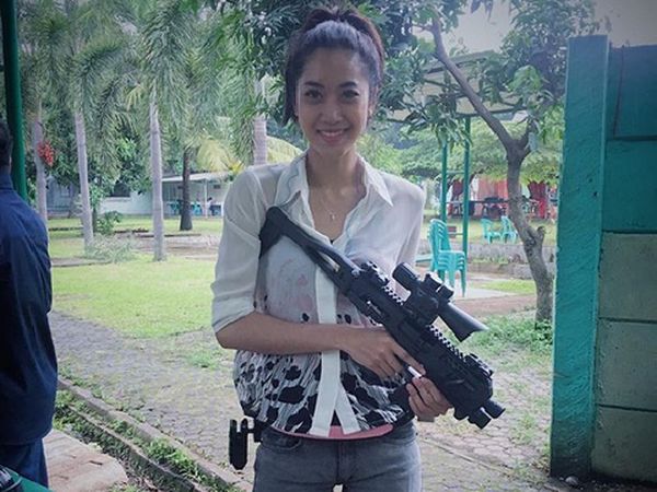 Intip Keseruan Widy Vierratale Olahraga Menembak