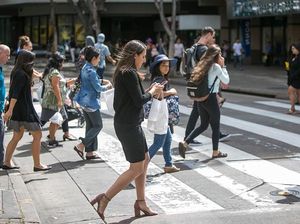 Di Kota Ini, Nyebrang Jalan Sambil Main Ponsel Didenda