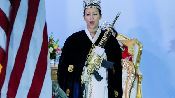 Foto: Saat Jemaat di Pennsylvania Gelar Pemberkatan Senapan AR-15