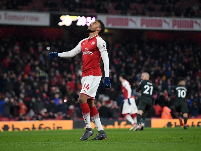 LONDON, ENGLAND - MARCH 01:  Pierre-Emerick Aubameyang of Arsenal reacts after having penalty saved by Ederson of Manchester City during the Premier League match between Arsenal and Manchester City at Emirates Stadium on March 1, 2018 in London, England.  (Photo by Shaun Botterill/Getty Images)