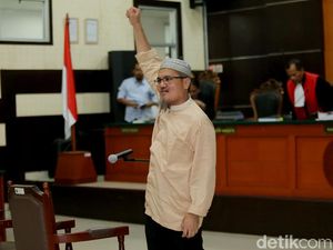 Video Teriakan Takbir Jonru Usai Divonis 1,5 Tahun Penjara Video Teriakan Takbir Jonru Usai Divonis 1,5 Tahun Penjara