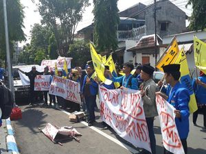 Tolak UU MD3, Mahasiswa Kota Madiun Usung Keranda Jenazah ke DPRD