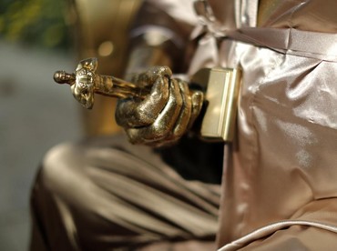Adalah seniman bernama Plastic Jesus yang membuat dan menaruh patung Harvey yang tengah menggenggam piala Oscar di tangannya. REUTERS/Lucy Nicholson.