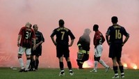 Momen ini terjadi pada 13 April 2005. ketika itu Milan menjamu Inter di leg kedua babak petempatfinal Liga Champions 2004/2005. (AFP PHOTO / FILIPPO MONTEFORTE)