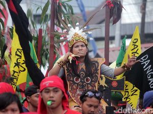 Foto: Aksi Ekstrem Tatung Wanita di Cap Go Meh Singkawang