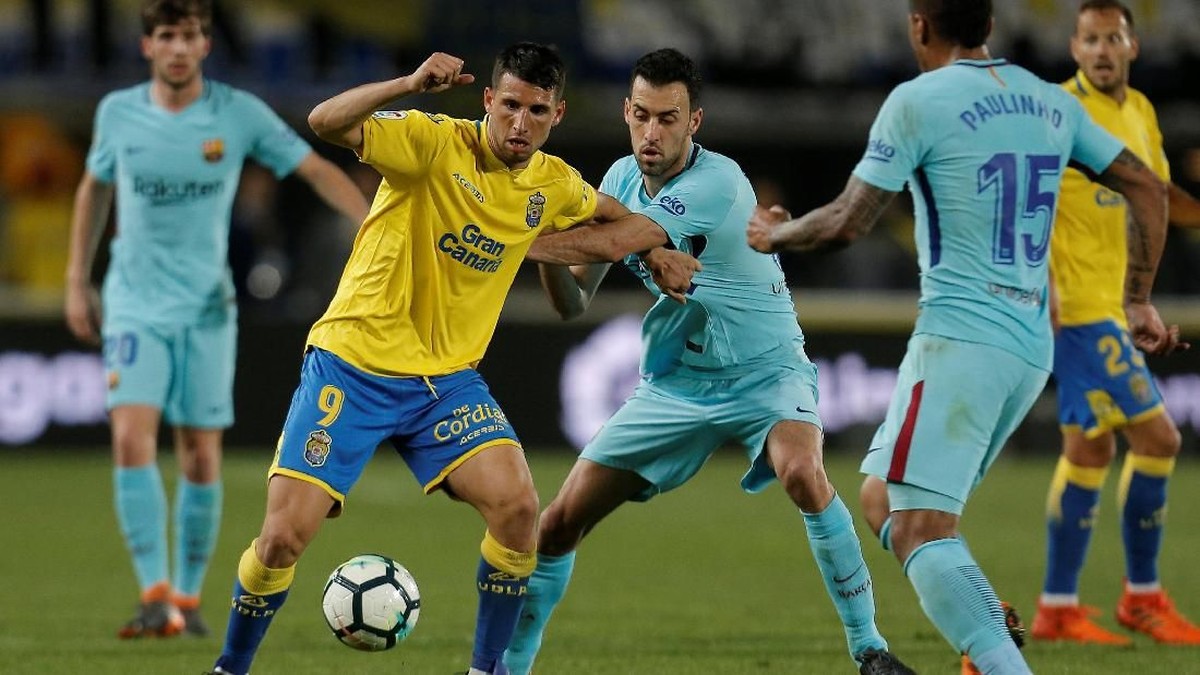 Duel perebutan Sergio Busquets dengan pemain Las Palmas. (Foto: Santiago Ferrero/Reuters)