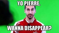 Pierre-Emerick Aubameyang ikut menjadi lelucon di media sosial setelah gagal mengeksekusi penalti saat Arsenal tertinggal 0-3. Foto Henrikh Mkhitaryan saat membuat video penyambutan Aubameyang dijadikan meme. Apakah Aubameyang mau menghilang saja? (Foto: Twitter)