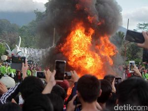 Ritual Bakar Naga Tutup Pawai Cap Go Meh di Singkawang