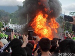 Ritual Bakar Naga Tutup Pawai Cap Go Meh di Singkawang