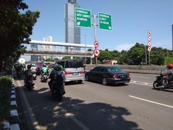 Tak Ada Polisi, Pemotor Bandel Kembali Terobos JLNT Casablanca