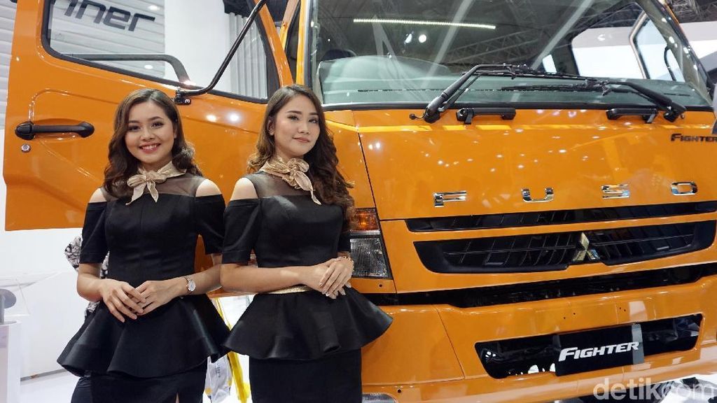 Si Cantik yang Bikin Melirik di Pameran Bus dan Truk Si Cantik yang Bikin Melirik di Pameran Bus dan Truk