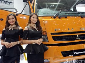 Si Cantik yang Bikin Melirik di Pameran Bus dan Truk Si Cantik yang Bikin Melirik di Pameran Bus dan Truk