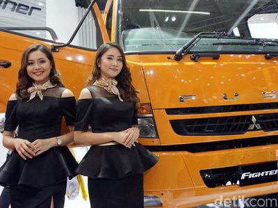 Si Cantik yang Bikin Melirik di Pameran Bus dan Truk