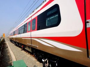 2 Gerbong LRT Jakarta dari Korsel Tiba di Priok 2 Gerbong LRT Jakarta dari Korsel Tiba di Priok
