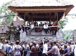 Megawati dan Menteri-menteri Jokowi Saksikan Ngaben Terbesar di Bali