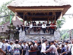 Megawati dan Menteri-menteri Jokowi Saksikan Ngaben Terbesar di Bali