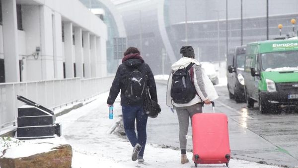 Penampakan Salju Tutup Bandara di Dublin dan Ganggu Penerbangan