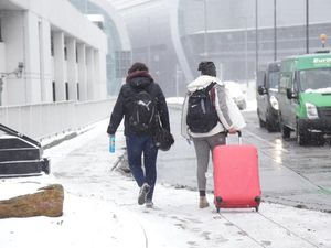 Penampakan Salju Tutup Bandara di Dublin dan Ganggu Penerbangan