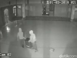 Duh, Tiga Pria Terekam CCTV Curi Dua Kotak Amal Masjid