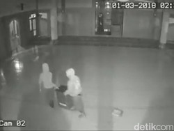 Duh, Tiga Pria Terekam CCTV Curi Dua Kotak Amal Masjid
