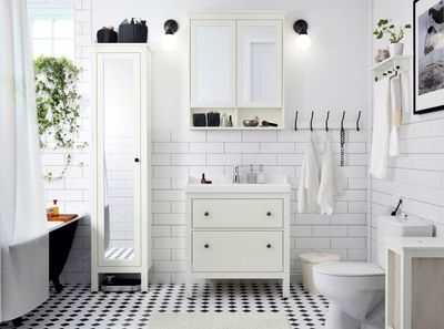 10 Inspirasi Kamar Mandi Serba Putih yang Tren di 2018