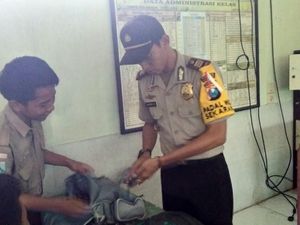 Cegah Penyebaran Video Pelajar Mesum, Polisi Lamongan Razia HP Cegah Penyebaran Video Pelajar Mesum, Polisi Lamongan Razia HP