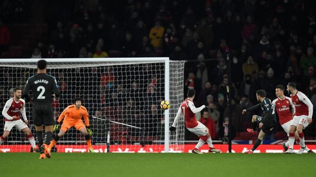 Bernardo Silva mencetak gol pertama Manchester City ke gawang Arsenal.