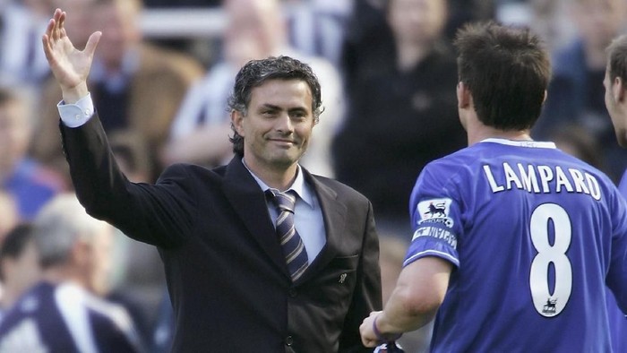  Chelsea manager Jose Mourinho congratulates player of the year Frank Lampard during the Barclays Premiership game between Newcastle and Chelsea at St James Park on May 15, 2005 in Newcastle, England. (Photo by Stu Forster/Getty Images)