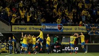 Meski berbau kontroversial, penalti tetap disahkan wasit dan akhirnya dituntaskan Jonathan Calleri. Pemain Las Palmas pun merayakannya di hadapan fans. (Foto: Santiago Ferrero/Reuters)