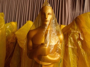 Patung berwarna emas, ikon anugrah film terbesar di dunia itu juga sudah siap dipasang. Christopher Polk/Getty Images.