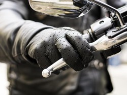 Main Ponsel Saat Berkendara Bikin Celaka, Polisi Komunikasi ke Ojol