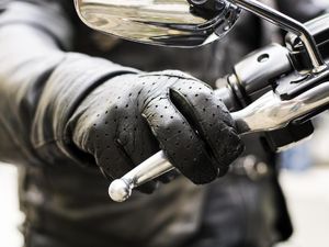 Dear Pemotor, Kalau Mau Dengarkan Musik Pakai Satu Headset Saja Cukup Dear Pemotor, Kalau Mau Dengarkan Musik Pakai Satu Headset Saja Cukup