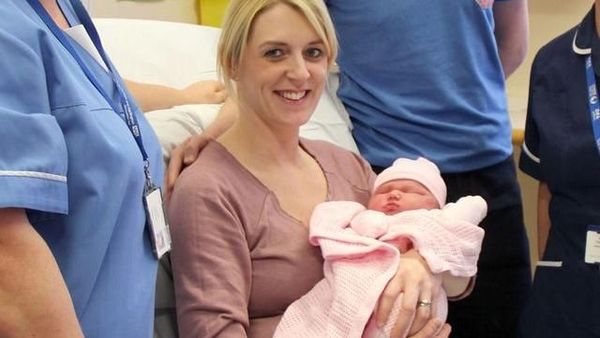 Foto: Bayi Inggris Ini Lahir di Tepi Jalan karena Salju Tebal