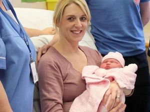 Foto: Bayi Inggris Ini Lahir di Tepi Jalan karena Salju Tebal