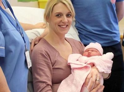 Foto: Bayi Inggris Ini Lahir di Tepi Jalan karena Salju Tebal