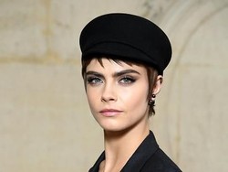 Hiii, Cara Delevigne Ubah Bentuk Telinga Jadi Bergerigi Seperti Reptil