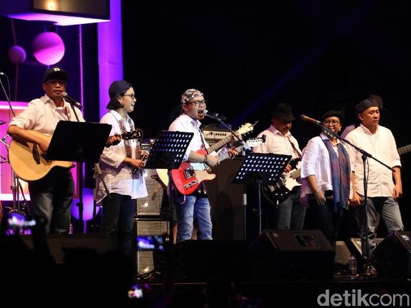Foto: Penyerahan Sumbangan Imbalan Festival Jazz Band Menteri Jokowi