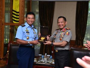 Kapolri-KSAU Bertemu, TNI AU Siap Pinjamkan Pesawat Bantuan Pemilu Kapolri-KSAU Bertemu, TNI AU Siap Pinjamkan Pesawat Bantuan Pemilu