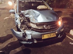 Ada Tabrakan Taksi dengan Pikap di Setiabudi Jaksel