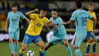 Tak mau malu di depan pendukungnya, Las Palmas coba membalas. Hal itu membuat Barca sempat kerepotan. (Foto: Santiago Ferrero/Reuters)
